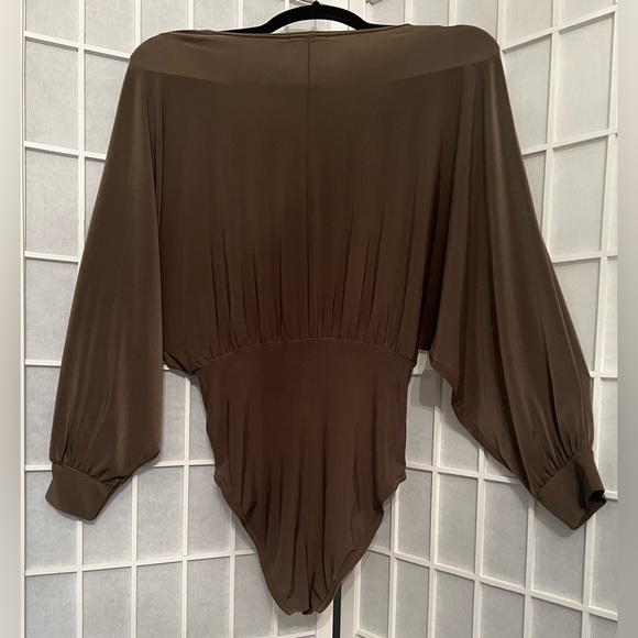 Boohoo Olive Green V-Neck Bodysuit - Picture 2 of 5